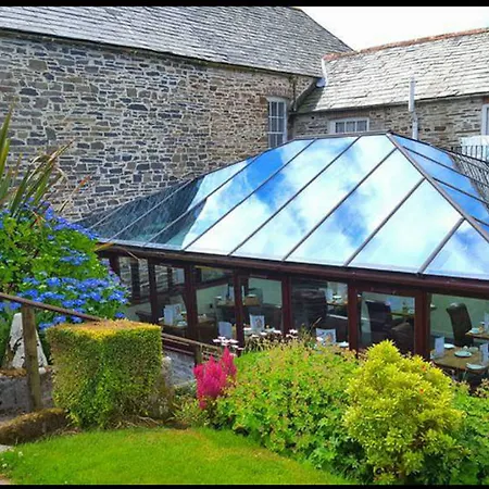 Trehellas House & Courthouse Restaurant *